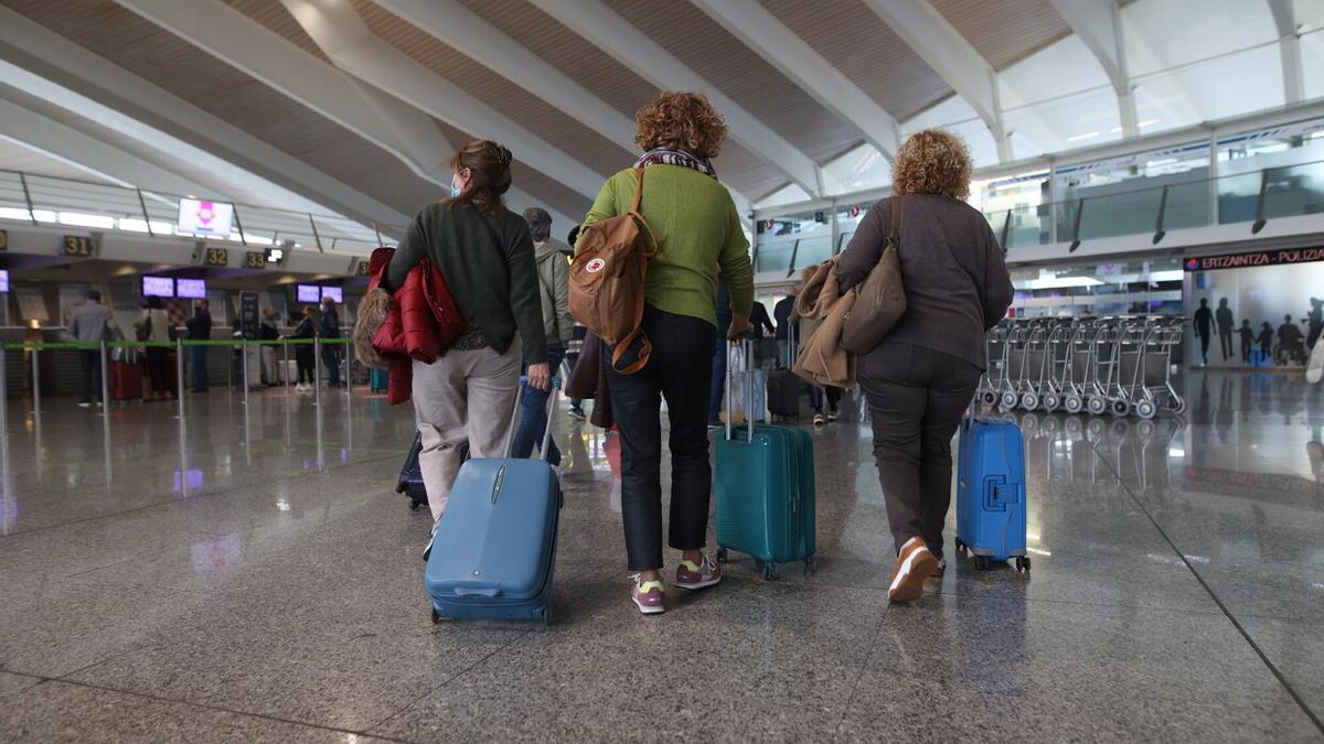 Tres mujeres con equipaje de mano en el aeropuerto de Bilbao