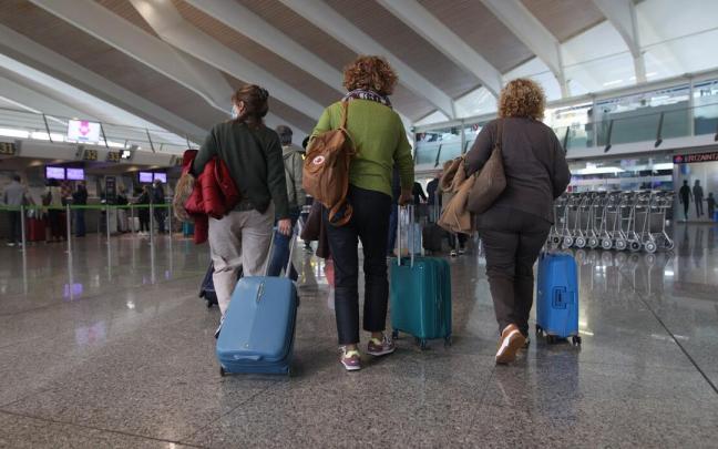 Tres mujeres con equipaje de mano en el aeropuerto de Bilbao