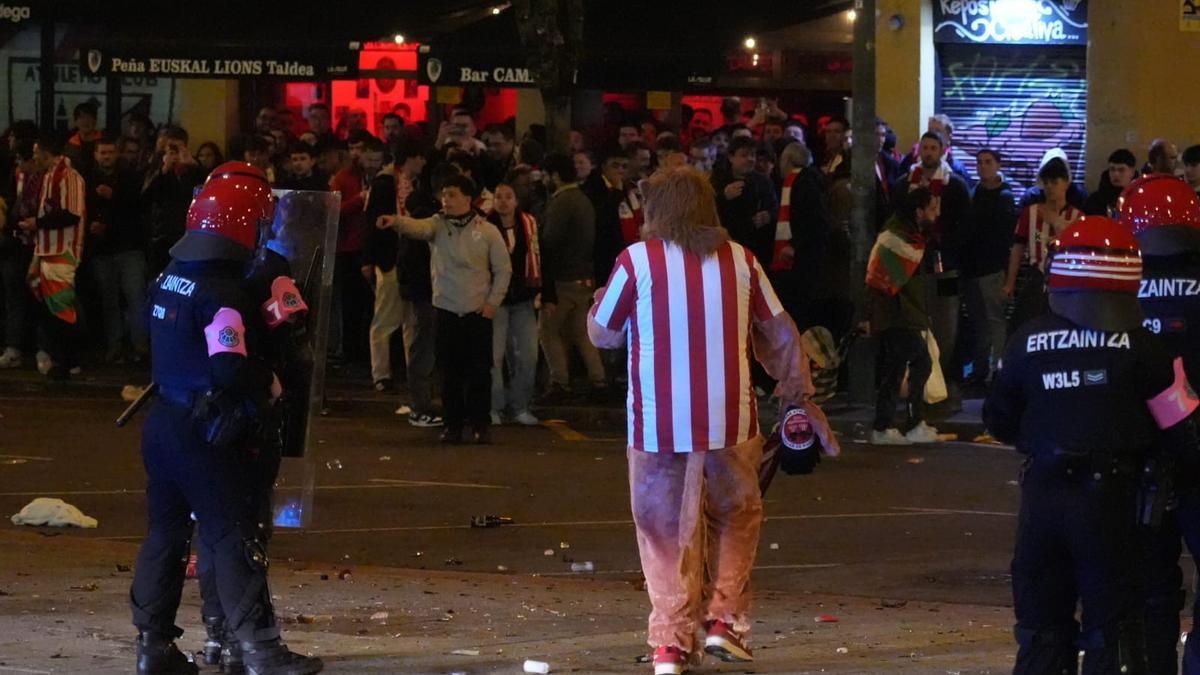 Una escena de los graves incidentes entre seguidores de Athletic y Roma en la explanada de La Catedral. / BORJA GUERRERO