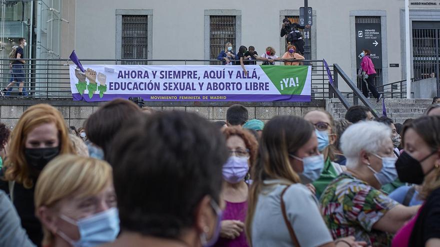 Varias personas participan en una concentración por el 'Dia de Acción Global por el Aborto Legal, Seguro y Accesible', Madrid.