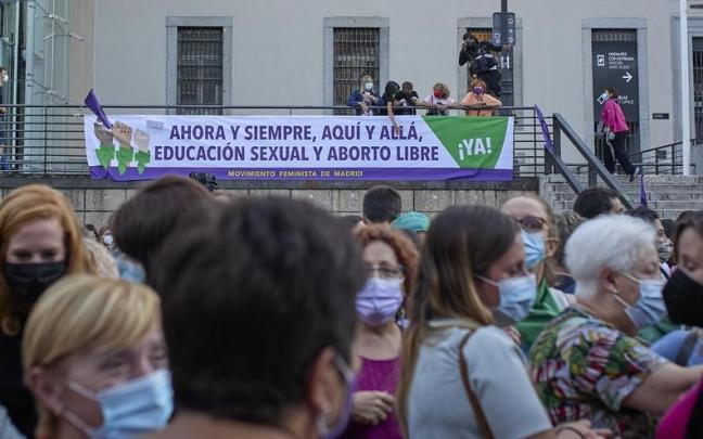 Varias personas participan en una concentración por el 'Dia de Acción Global por el Aborto Legal, Seguro y Accesible', Madrid.