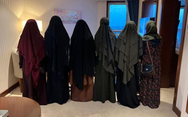 Las seis mujeres yazidíes rescatadas tras casi diez años de cautiverio por Estado Islámico. Las seis mujeres yazidíes rescatadas tras casi diez años de cautiverio por Estado Islámico.