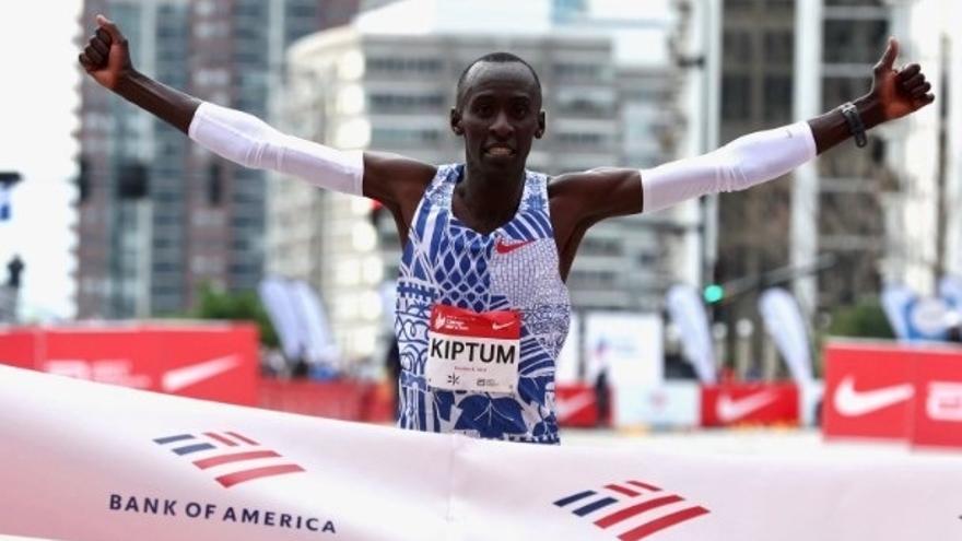 El keniano Kelvin Kiptum pulverizó el récord del mundo de maratón en Chicago.