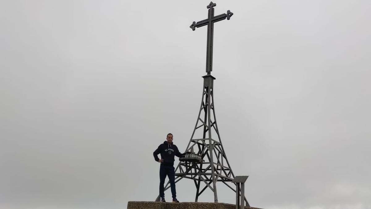 Iván posando con la cruz