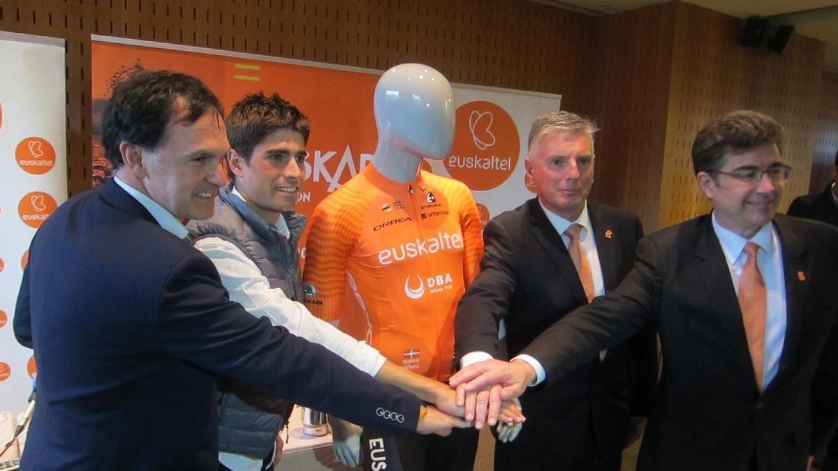 Jesús Ezkurdia, en primer plano, junto a Mikel Landa y Xabier Iturbe, presidente de Euskaltel, en el retorno del patrocinador. .