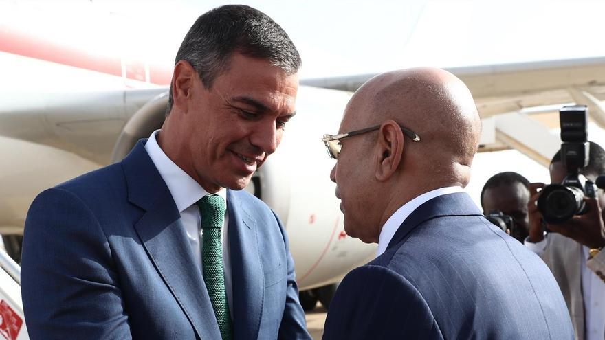 El presidente del Gobierno español, Pedro Sánchez (i), y el presidente de Mauritania, Mohamed Uld Ghazuani (d).