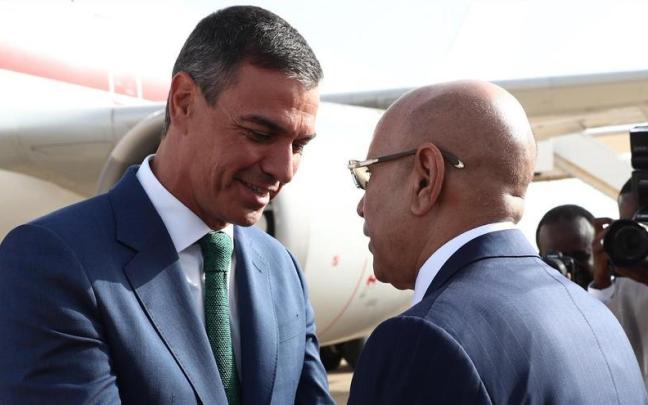 El presidente del Gobierno español, Pedro Sánchez (i), y el presidente de Mauritania, Mohamed Uld Ghazuani (d).