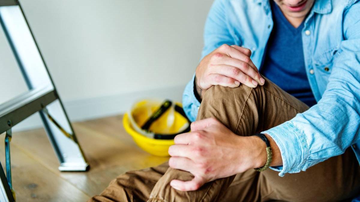 Hombre sufre una caída en el trabajo.