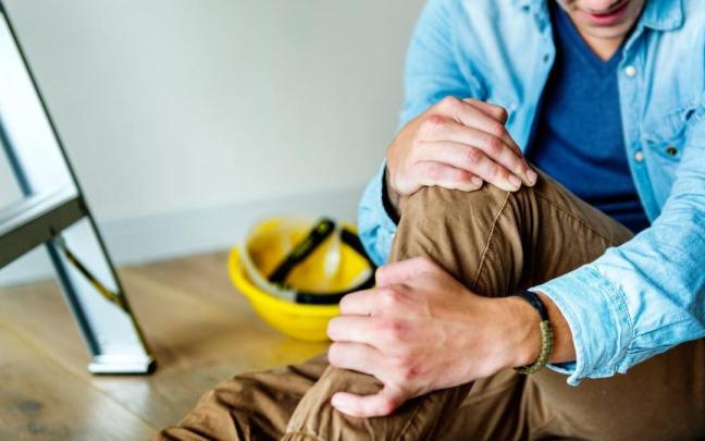 Hombre sufre una caída en el trabajo.