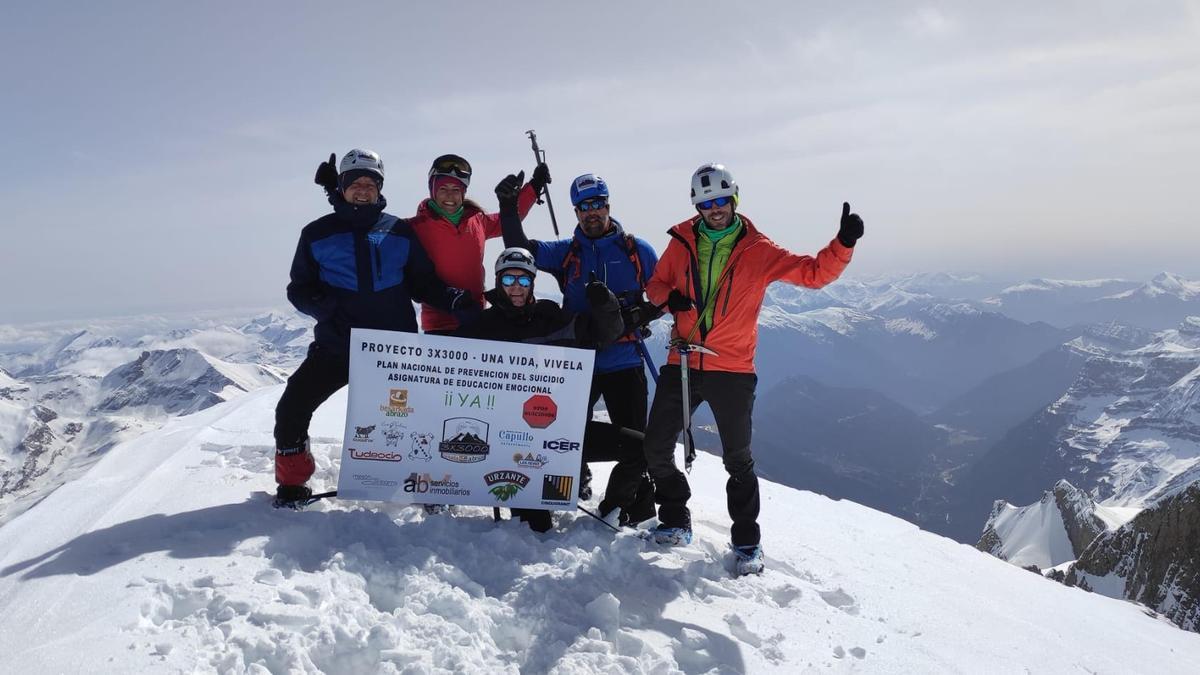 Paco Carcavilla (a la izquierda), en la cima del Monte Perdido