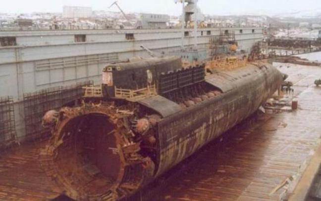 Restos del Kursk después de ser reflotado.