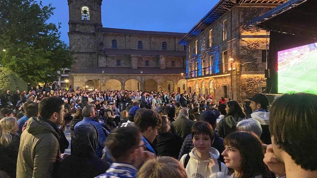 El penalti transformado por Marín desata la locura en la plaza de Legazpi