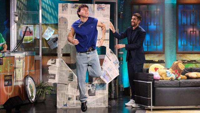 Quevedo junto a David Broncano en 'La Revuelta'