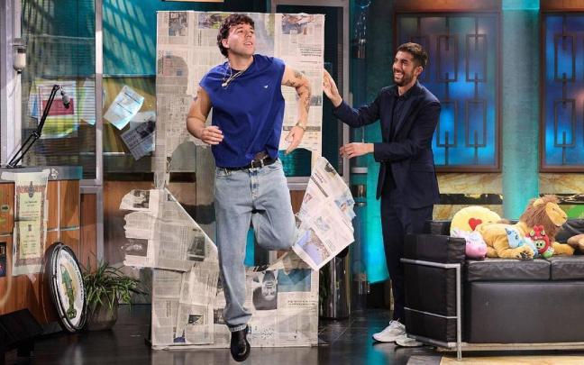 Quevedo junto a David Broncano en 'La Revuelta'