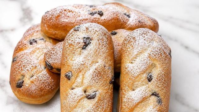 Bollitos suizos con pepitas de chocolate.