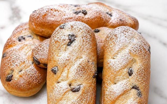 Bollitos suizos con pepitas de chocolate.