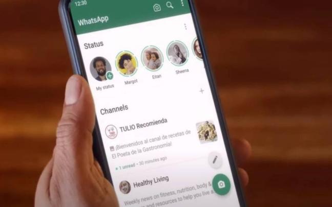 Un usuario hace uso de la aplicación de mensajería instantánea WhatsApp.