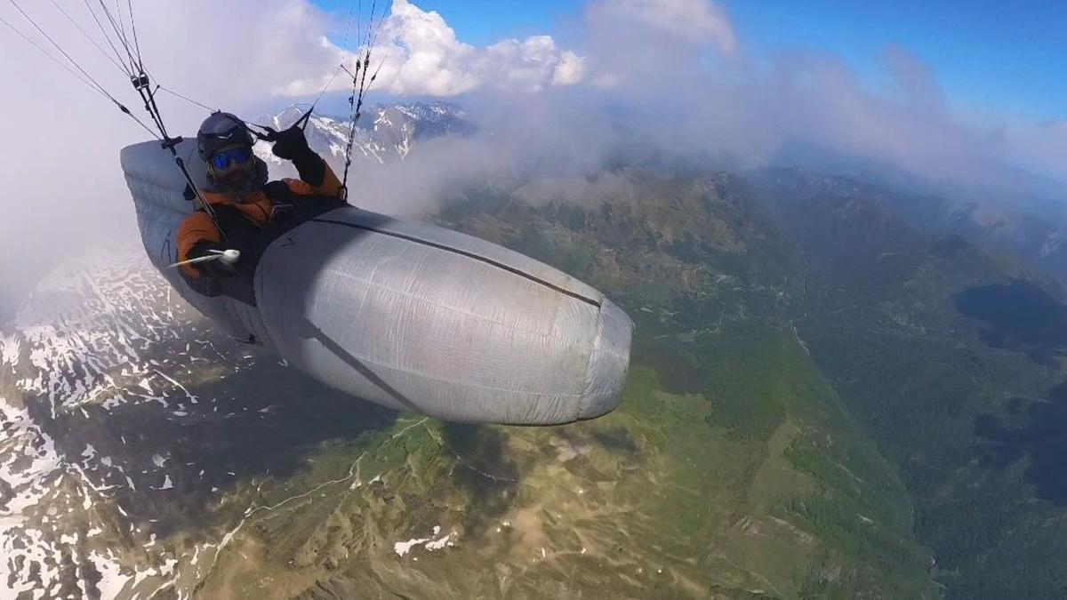 Aner Bueno, volando por encima de las cumbres de los Pirineos.