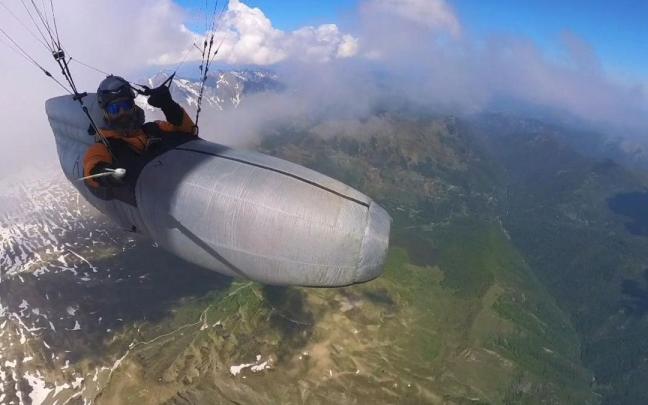 Aner Bueno, volando por encima de las cumbres de los Pirineos.