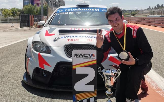 El piloto irundarra Ander Gamón tras un campeonato regional.