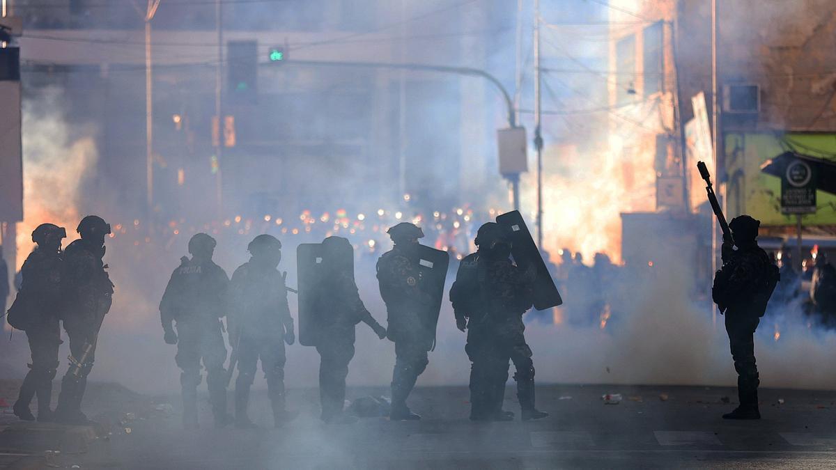 La Policía de Bolivia se enfrentan con manifestantes durante una marcha de mineros en la que exigen al Gobierno atención a sus demandas este jueves, en La Paz.