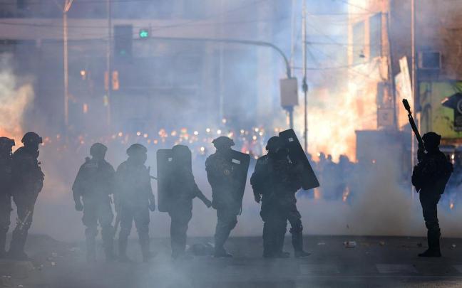 La Policía de Bolivia se enfrentan con manifestantes durante una marcha de mineros en la que exigen al Gobierno atención a sus demandas este jueves, en La Paz.