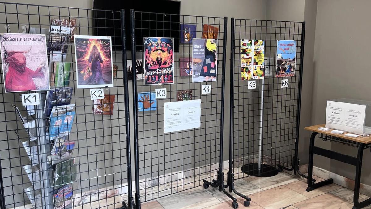 Los seis carteles finalistas para representar las Loinatz Jaiak 2026 expuestos en el Ayuntamiento.