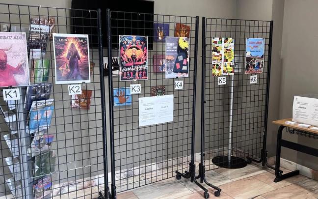 Los seis carteles finalistas para representar las Loinatz Jaiak 2026 expuestos en el Ayuntamiento.