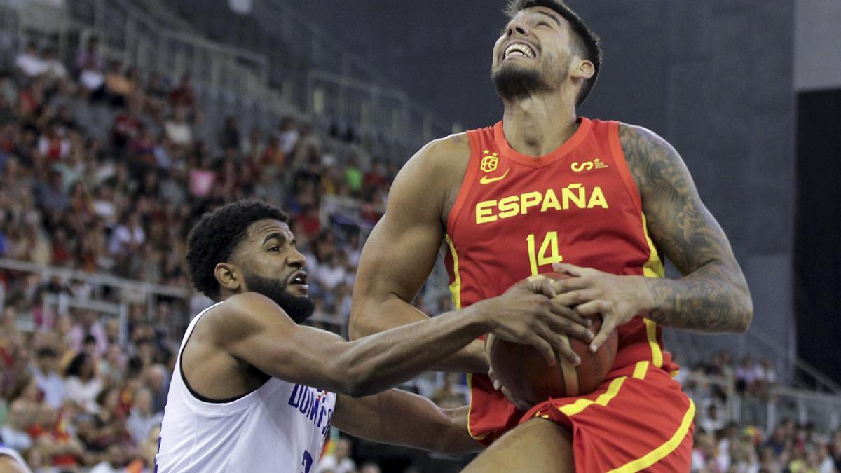 El pívot de la selección española de baloncesto Willy Hernangómez lucha con el dominicano LJ Figueroa