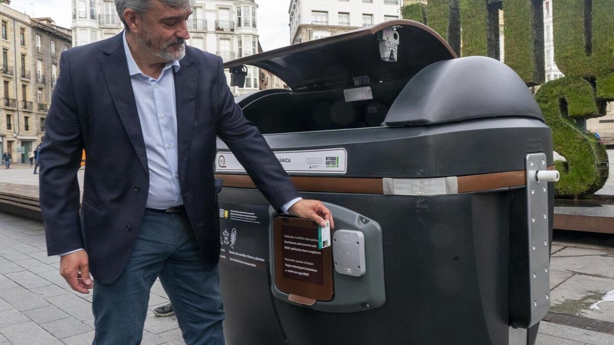 El concejal de Gestión Ambiental, César Fernández de Landa, en la presentación de los nuevos contenedores para la recogida orgánica