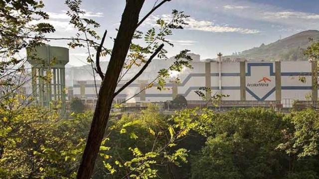 Imagen de la planta de AcelorMittal de Etxebarri con el depósito a la izquierda