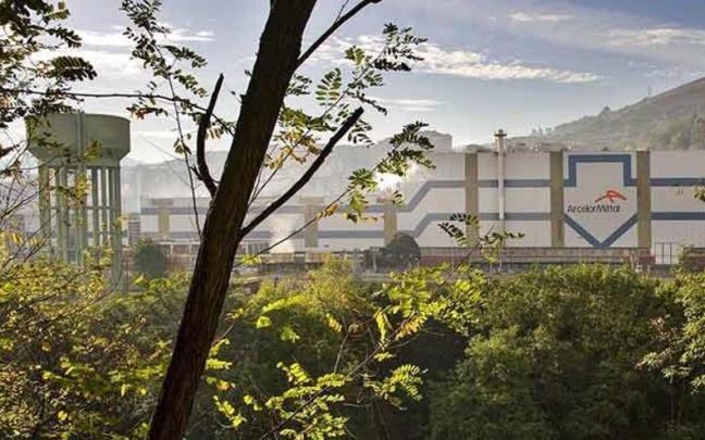Imagen de la planta de AcelorMittal de Etxebarri con el depósito a la izquierda