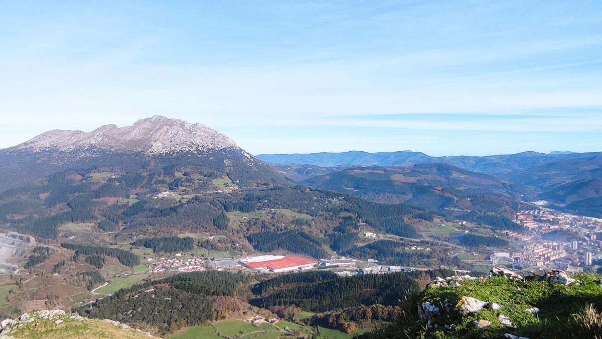 En el ultimo tramo de ascensión aparece la mole rocosa de Udalaitz