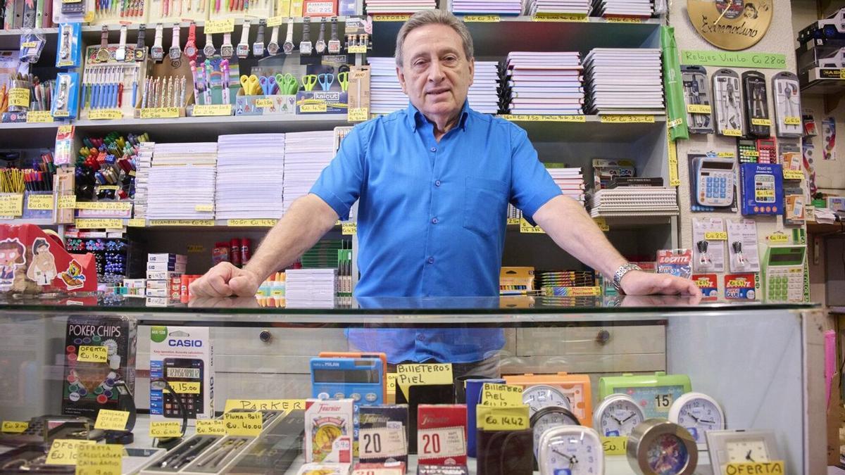 Juan Goñi, tras el mostrado con el material que tiene en liquidación.