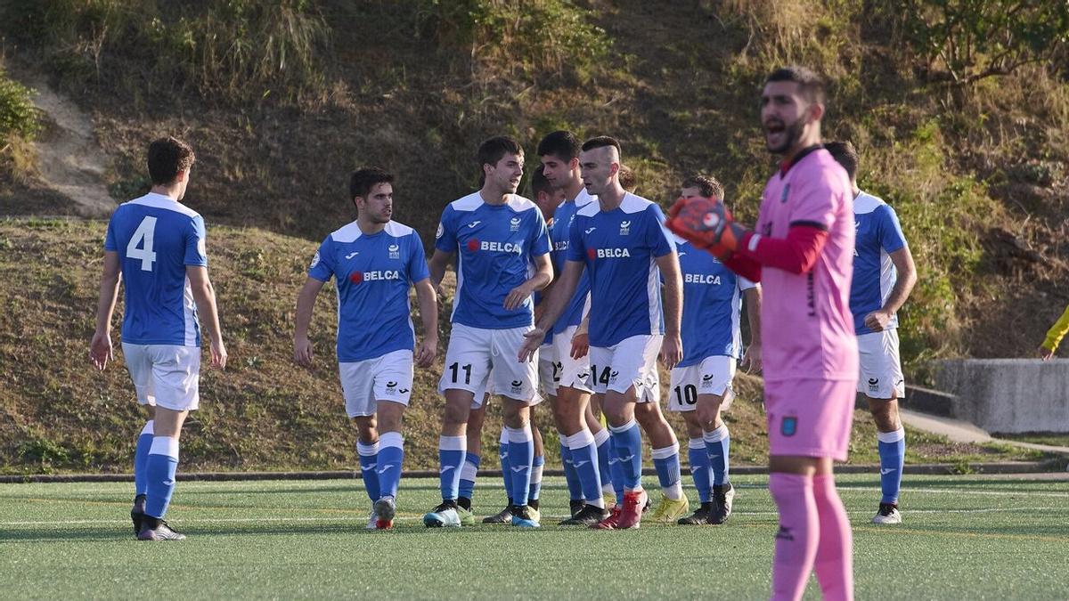 Los jugadores del Ardoi celebran un gol en el Lagunak – Ardoi de esta temporada.