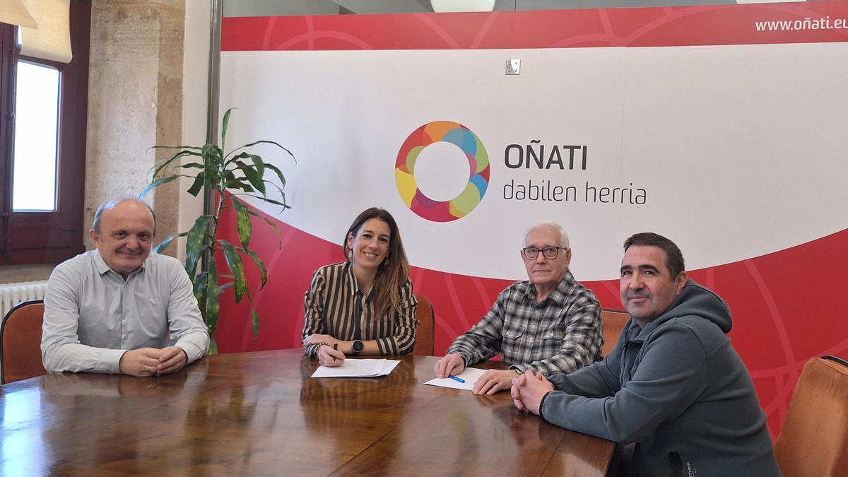Rafa Anduaga, Izaro Elorza, Xabier Zelaia e Iñaki Olalde en la firma del convenio.