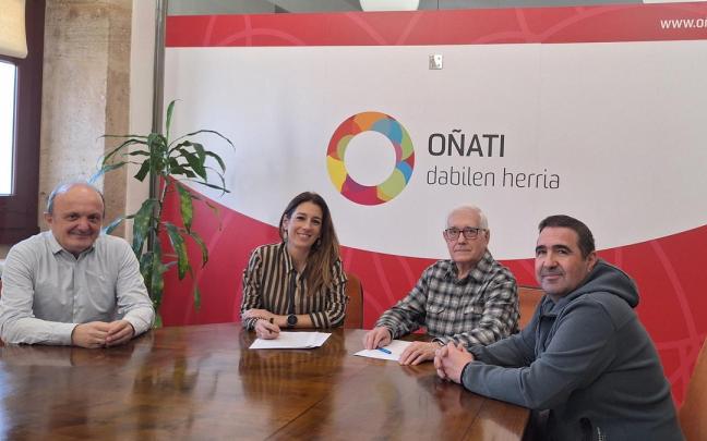 Rafa Anduaga, Izaro Elorza, Xabier Zelaia e Iñaki Olalde en la firma del convenio.