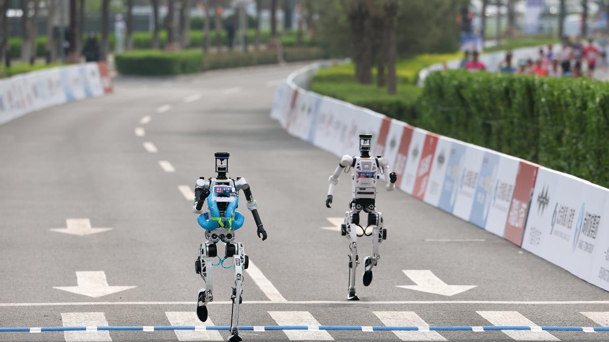 La prueba, celebrada en el distrito tecnológico de Yizhuang de la capital china, reunió a más de un centenar de equipos de robots humanoides.