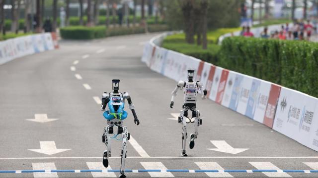 La prueba, celebrada en el distrito tecnológico de Yizhuang de la capital china, reunió a más de un centenar de equipos de robots humanoides.