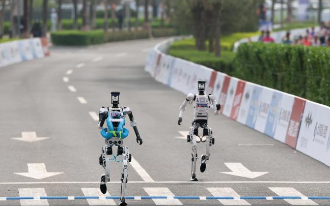La prueba, celebrada en el distrito tecnológico de Yizhuang de la capital china, reunió a más de un centenar de equipos de robots humanoides.