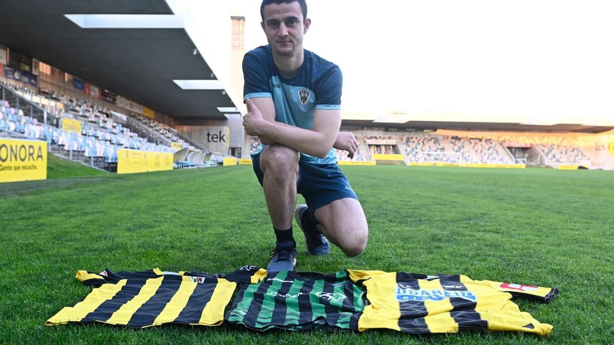 Bittor Isuskiza posa en el césped de Lasesarre con las camisetas del Barakaldo, Sestao River y Portugalete.