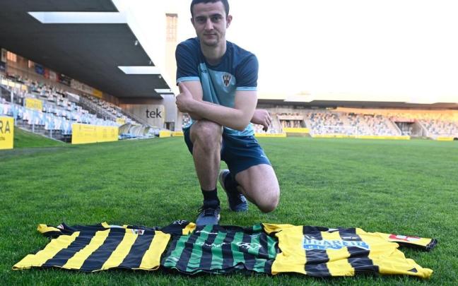 Bittor Isuskiza posa en el césped de Lasesarre con las camisetas del Barakaldo, Sestao River y Portugalete.