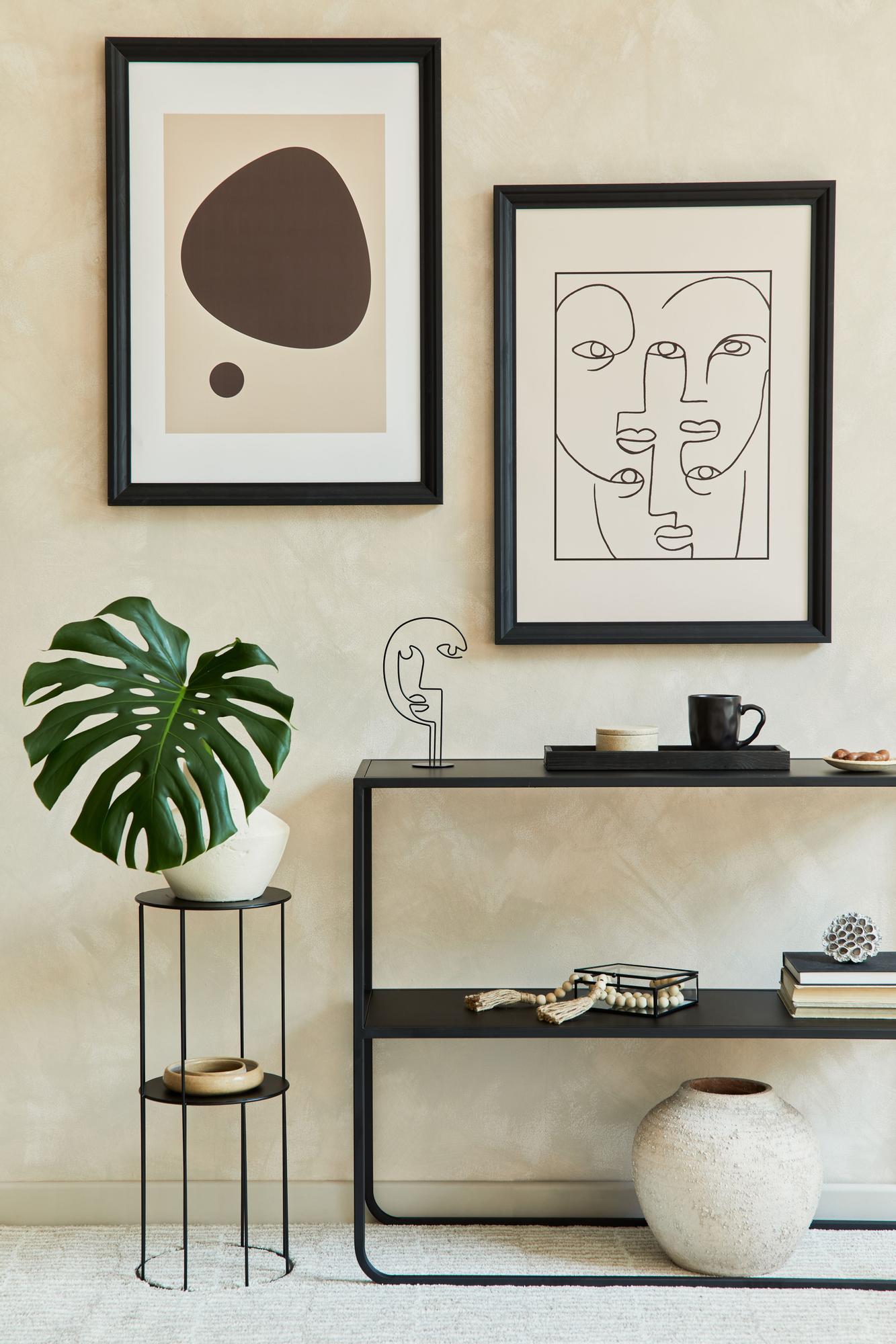 Los cuadros son una excelente forma de vestir las paredes, pero es recomendable que sigan la misma línea o gama cromática para no terminar sobrecargando la decoración.