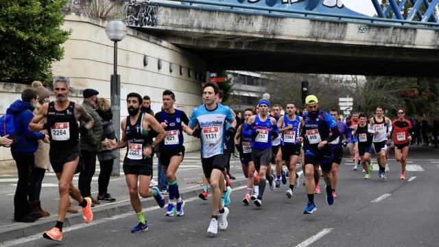 Un grupo de atletas pasa por el puente de Portal de Castilla, durante una edición anterior de la Media Maratón de Gasteiz. Foto: Pilar Barco