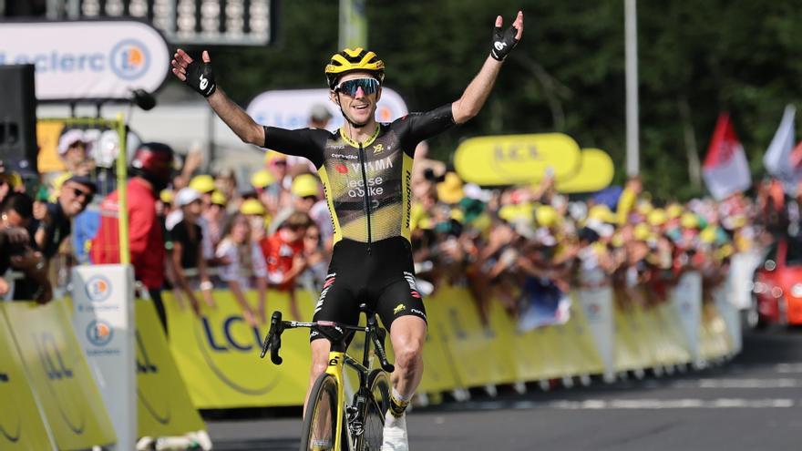 Simon Yates festeja la victoria.