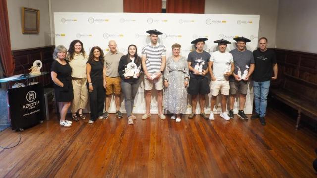 El salón de plenos sirvió de marco al homenaje a los palistas y al club Oteiza.