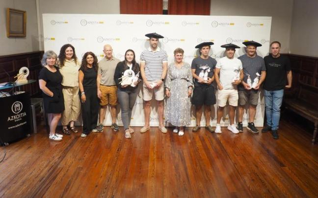 El salón de plenos sirvió de marco al homenaje a los palistas y al club Oteiza.