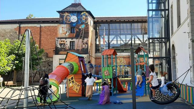La torre del reloj desde el parque infantil de la Plaza Garai en Artziniega