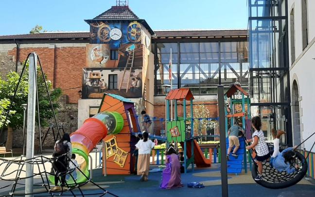 La torre del reloj desde el parque infantil de la Plaza Garai en Artziniega