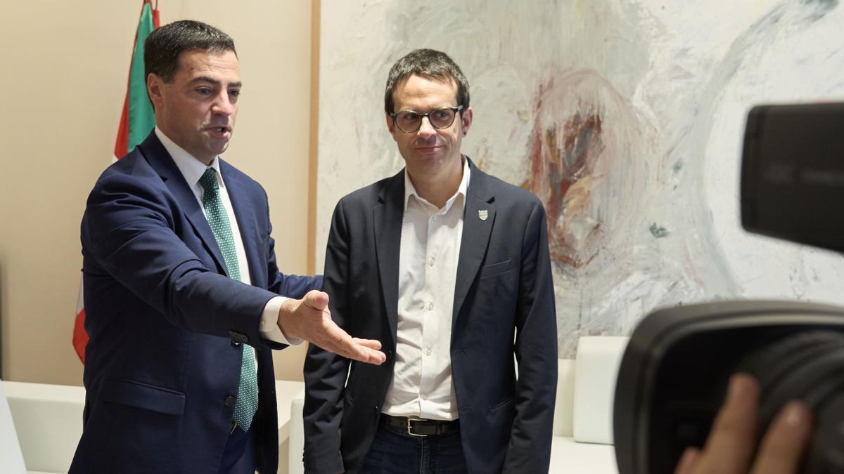 El lehendakari, Imanol Pradales, junto al portavoz parlamentario de EH Bildu, Pello Otxandiano, este lunes